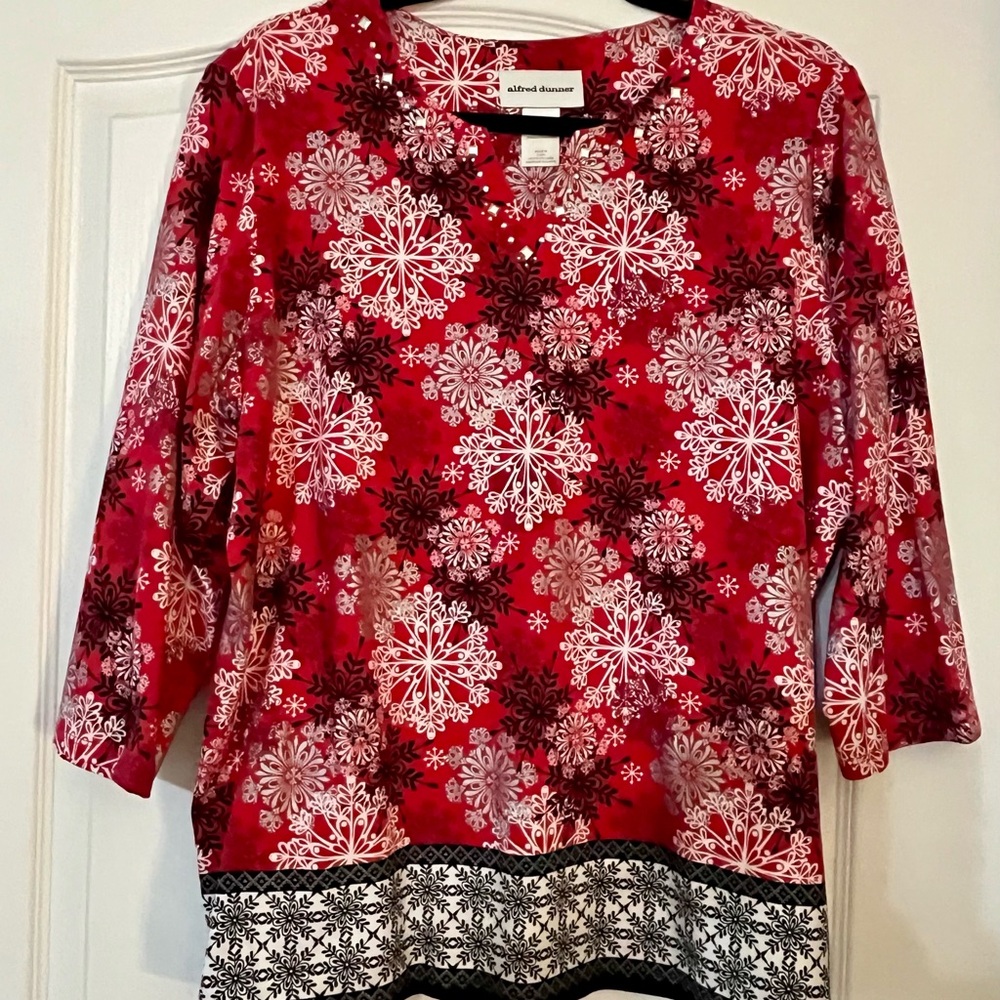 Alfred Dunner Red and White Snowflake Blouse Size Large. New without tags.